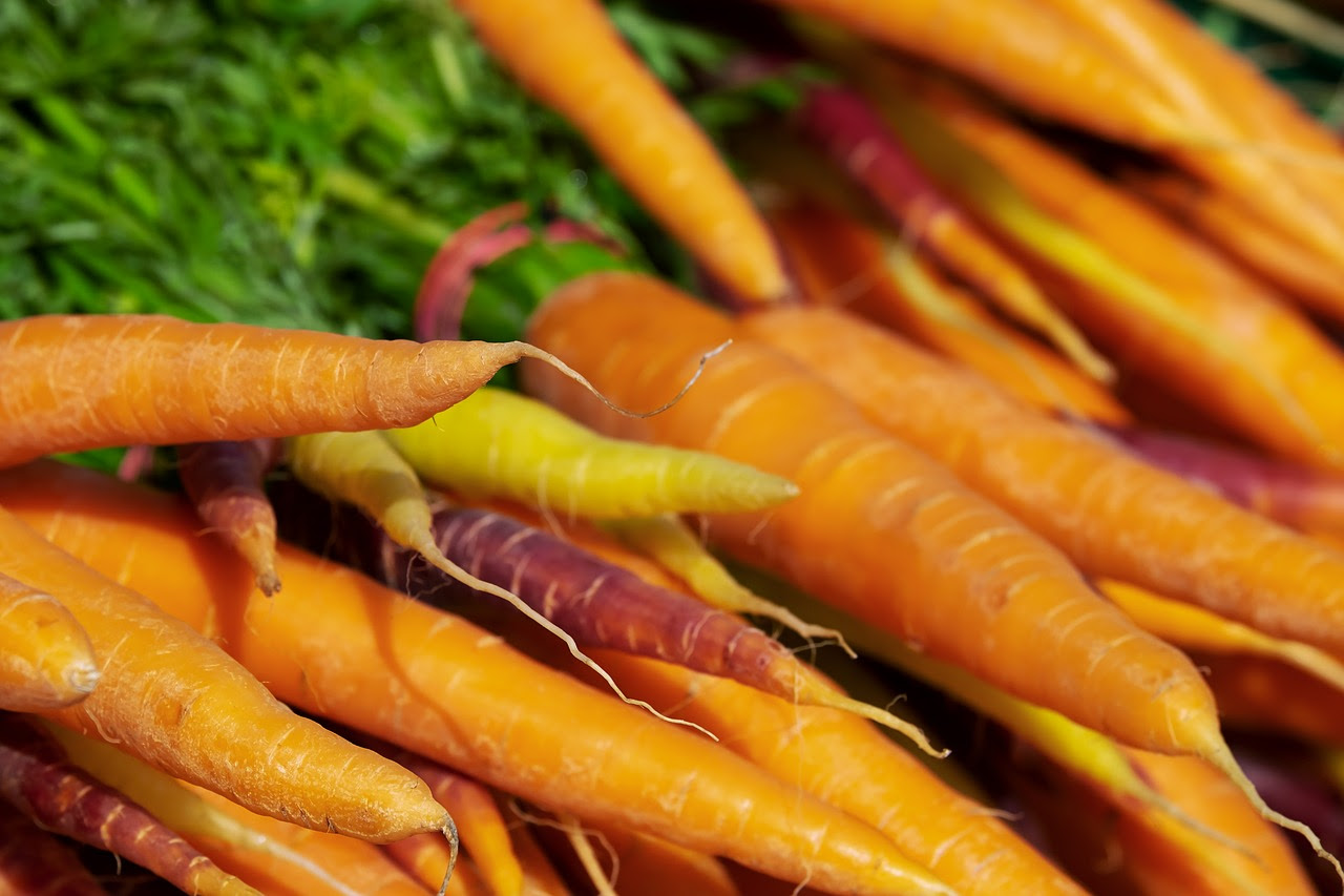 El Dane estrenó la nueva canasta familiar Zanahorias en una plaza de mercado