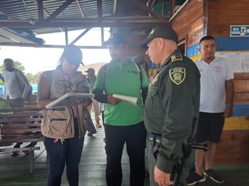 image for CON LA DIMARCOLOMBIA Y LA SECRETARÍA DE TURISMO MUNICIPAL, LA POLICÍA NACIONAL A TRAVÉS DE LA PROTECCION PONALEN LETICIA, DESARROLLA CONTROLES A QUIENES SE DEDICAN AL TRANSPORTE FLUVIAL. POR UN TURISMO SEGURO EN LA SEMANA MAYOR, ESTAMOS DIMAR Y POLICÍA NACIONAL REFUERZAN CONTROLES AL TRANSPORTE FLUVIAL DURANTE SEMANA SANTA