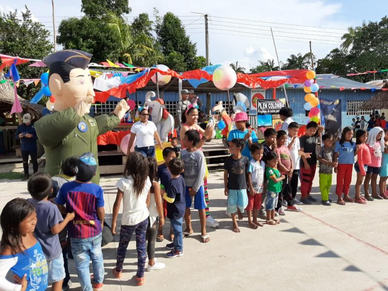 Fuerza Aérea Colombiana, extiende sus alas para llevar sonrisas a niños indígenas en la Amazonía