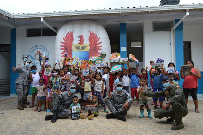 Con regalos su Fuerza Aérea Colombiana alegra la navidad de niños y niñas en Leticia