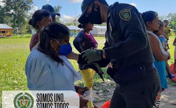 POLICÍA NACIONAL SE SOLIDARIZA CON LAS COMUNIDADES INDÍGENAS DEL VECINO PAÍS EN PERÚ 