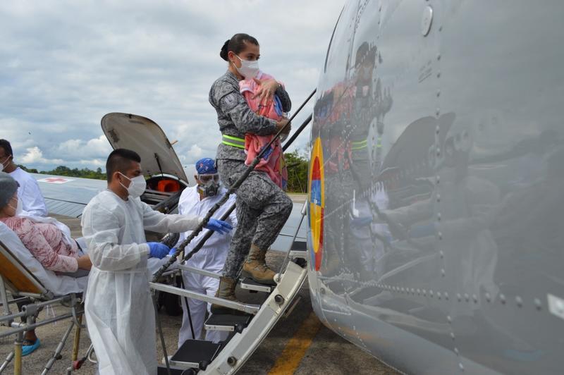 Un ángel de metal de su Fuerza Aérea transportó a bebé recién nacida para salvar su vida