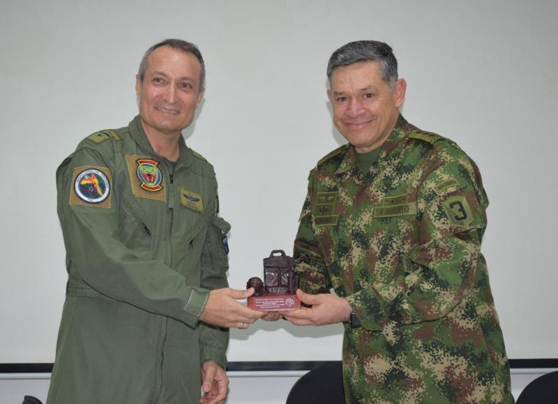 Comandante del CCON3 visita el Grupo Aéreo del Amazonas