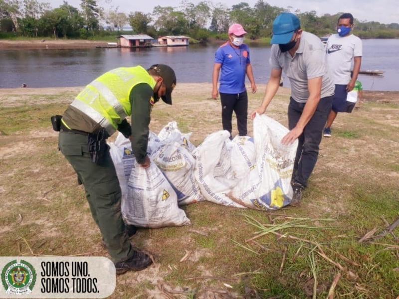 EN EL MUNICIPIO DE PUERTO NARIÑO NUESTROS POLICÍAS REALIZARON ACTIVIDADES AL MEDIO AMBIENTE EN EL MUNICIPIO DE PUERTO NARIÑO NUESTROS POLICÍAS REALIZARON ACTIVIDADES AL MEDIO AMBIENTE