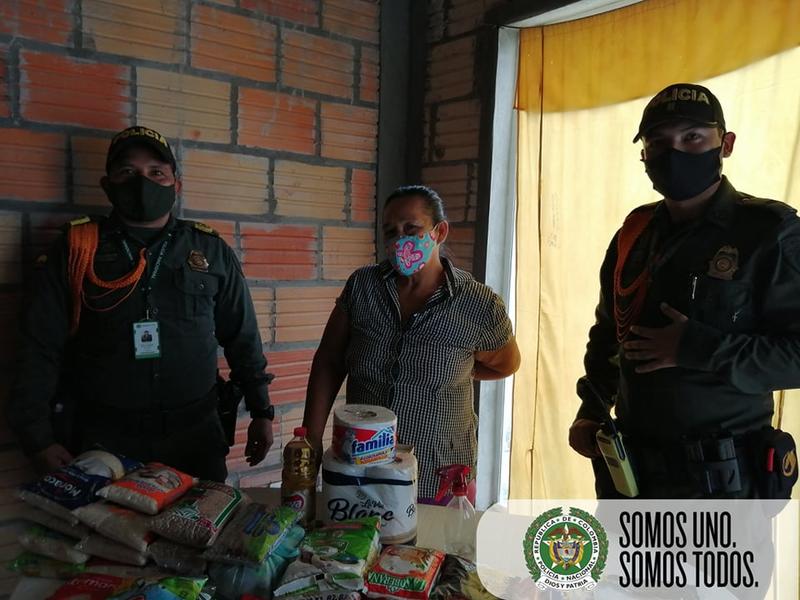 POLICÍAS EN LETICIA ENTREGAN AYUDA A FAMILIA DE ESCASOS RECURSOS POLICÍAS EN LETICIA ENTREGAN AYUDA A FAMILIA DE ESCASOS RECURSOS