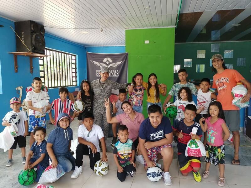 A través de actividades lúdicas niños del Amazonas conocieron las capacidades de su Fuerza Aérea Colombia