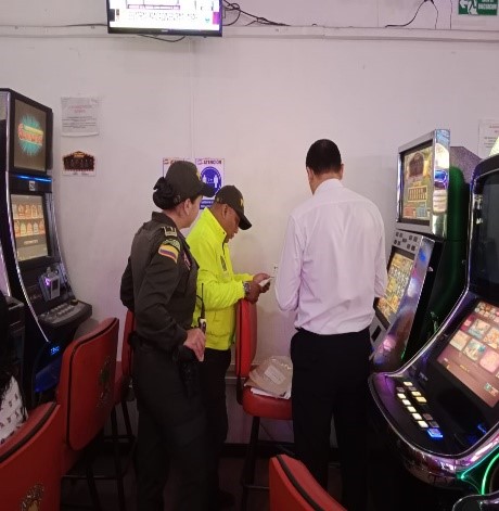 POLICÍA REALIZA CONTROL A MAQUINAS TRAGA MONEDAS EN LETICIA POLICÍA REALIZA CONTROL A MAQUINAS TRAGA MONEDAS EN LETICIA
