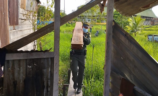 POLICÍA BRINDA AYUDA A FAMILIA QUE LO PERDIÓ TODO EN VORAZ INCENDIO EN LETICIA POLICÍA BRINDA AYUDA A FAMILIA QUE LO PERDIÓ TODO EN VORAZ INCENDIO EN LETICIA