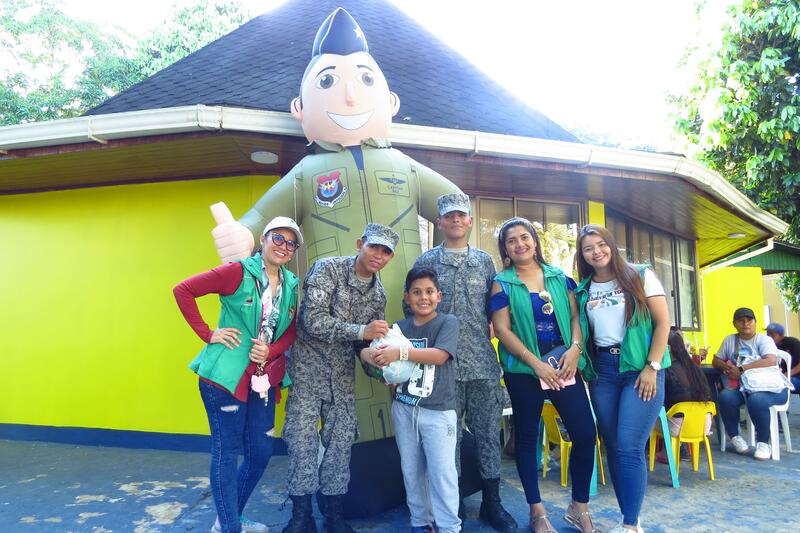 El Grupo Aéreo del Amazonas celebra el día del niño en Leticia 