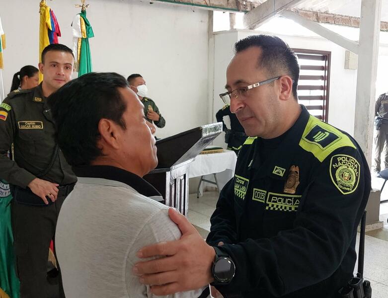 POLICÍA HACE RECONOCIMIENTO A CIUDADANOS QUE BRINDARON AYUDA A UNIFORMADO QUE SUFRIO SINIESTRO VIAL EN SERVICIO