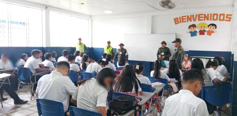 AUTORIDADES HALLARON ESTUPEFACIENTES Y ELEMENTOS NO PERMITIDOS EN LAS AULAS DE CLASE AUTORIDADES HALLARON ESTUPEFACIENTES Y ELEMENTOS NO PERMITIDOS EN LAS AULAS DE CLASE