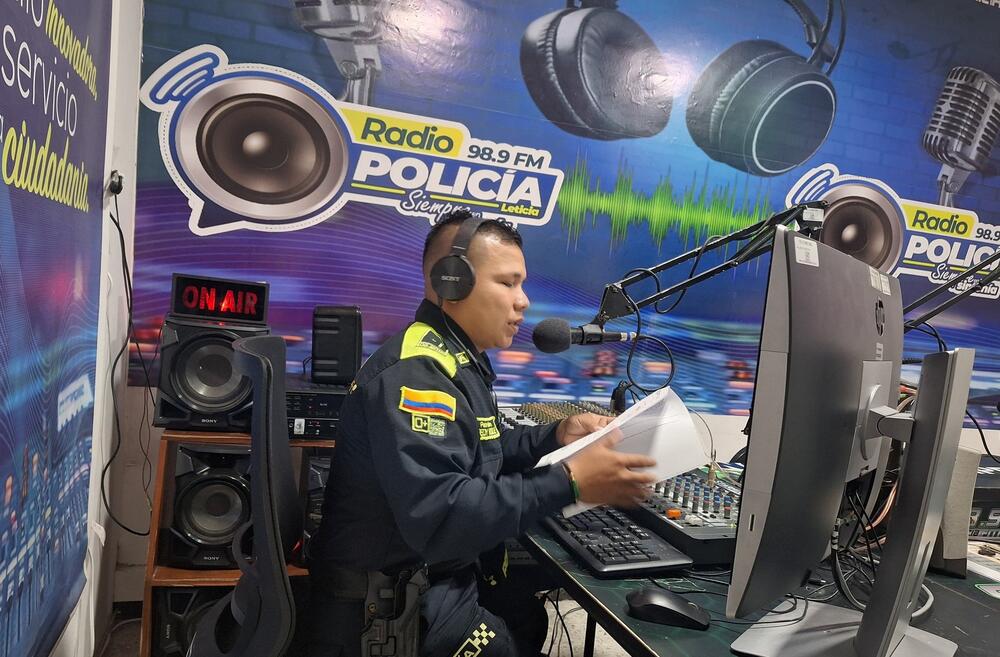 Radio Policía Leticia refuerza mensajes de prevención y seguridad en la triple frontera