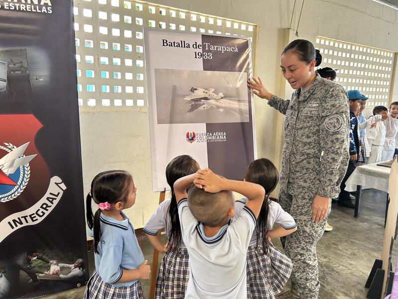 Fuerza Aeroespacial participó en la Feria de Ciencia de una entidad educativa en Leticia 