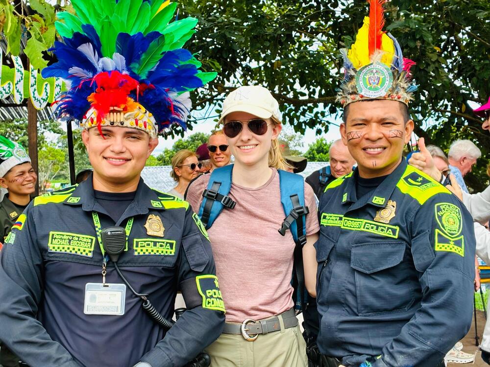 La Policía Nacional dio una bienvenida cultural al crucero Hanseatic en el Puerto Civil de Leticia