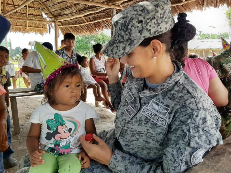 Fuerza Aérea Colombiana, extiende sus alas para llevar sonrisas a niños indígenas en la Amazonía