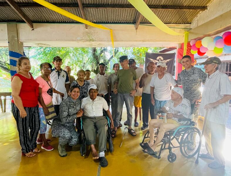 Los abuelitos del ancianato de Leticia recibieron con una gran sonrisa a miembros de su Fuerza Aérea Colombiana