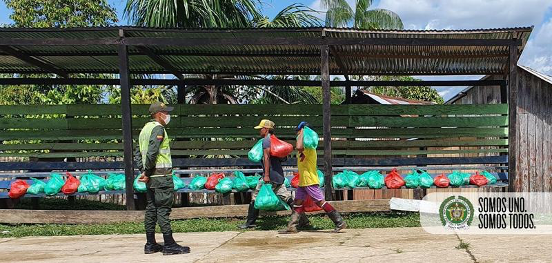 NUESTRA POLICIA EN SAN PEDRO DE TIPISCA, UNA COMUNIDAD INDIGENA EN PUERTO NARIÑO ENTREGANDO AYUDAS HUMANITARIAS NUESTRA POLICIA EN SAN PEDRO DE TIPISCA, UNA COMUNIDAD INDIGENA EN PUERTO NARIÑO ENTREGANDO AYUDAS HUMANITARIAS