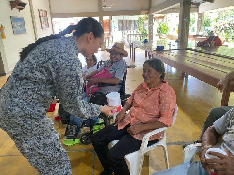 Abuelitos del Hogar del Adulto Mayor San José recibieron una visita del Grupo Aéreo del Amazonas