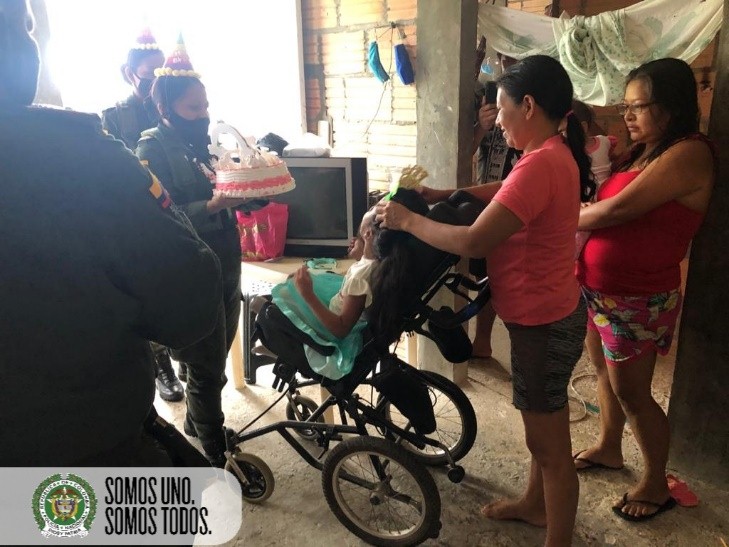 POLICÍA SORPRENDE CON DETALLES, A ZARITA EN SUS CUMPLEAÑOS POLICÍA SORPRENDE CON DETALLES, A ZARITA EN SUS CUMPLEAÑOS