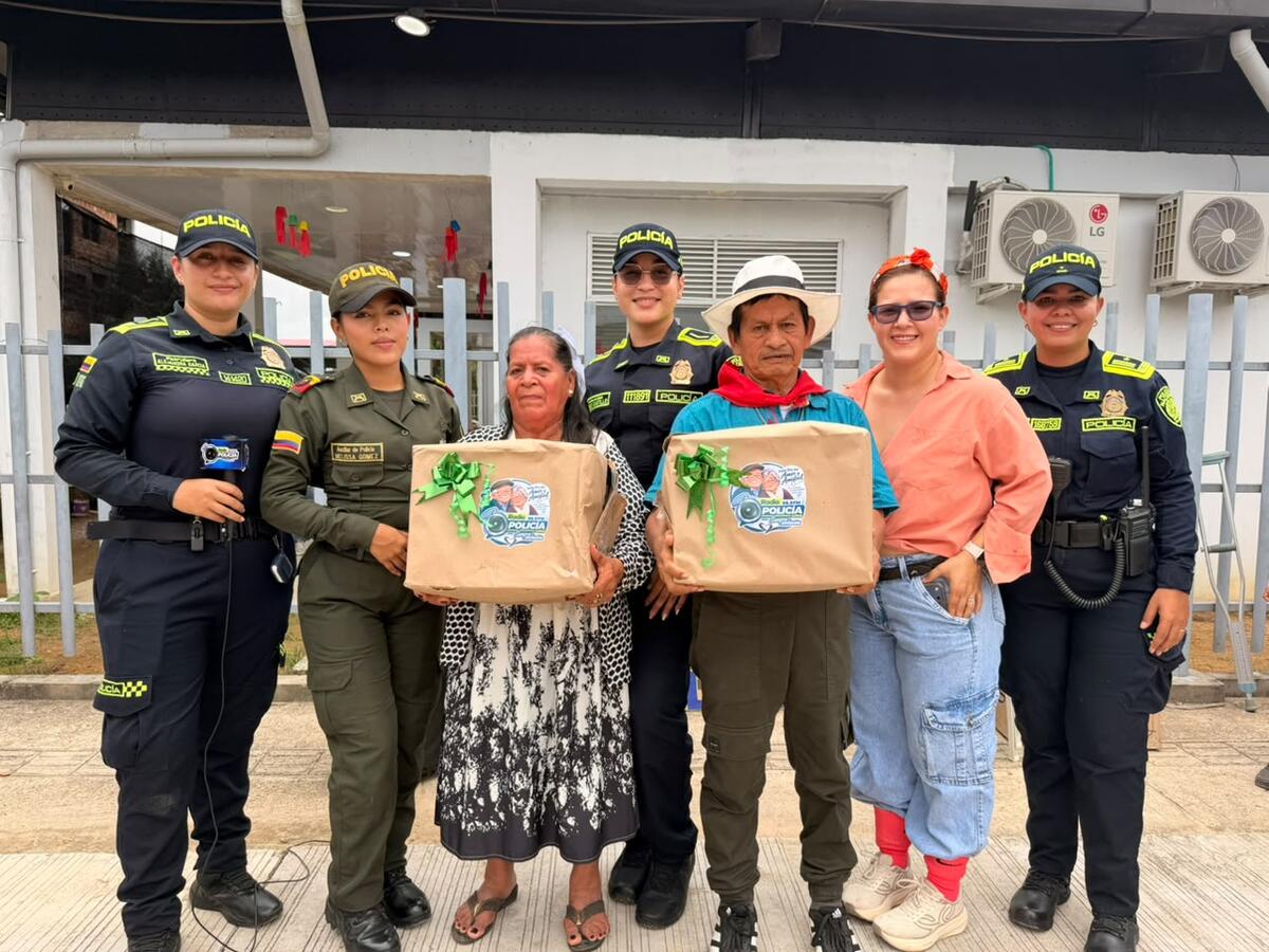Policía Nacional acompañó a nuestros adultos mayores del programa Centro Vida en el marco del Día del Amor y la Amistad Policía Nacional acompañó a nuestros adultos mayores del programa Centro Vida en el marco del Día del Amor y la Amistad