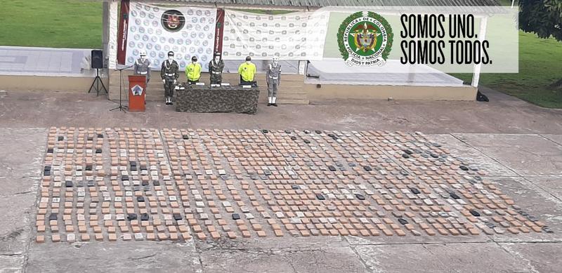 CERCA DE 1 TONELADA DE MARIHUANA Y MATERIAL DE GUERRA FUERON INCAUTADOS EN ALLANAMIENTO EN UNA COMUNIDAD INDÍGENA CERCA DE 1 TONELADA DE MARIHUANA Y MATERIAL DE GUERRA FUERON INCAUTADOS EN ALLANAMIENTO EN UNA COMUNIDAD INDÍGENA