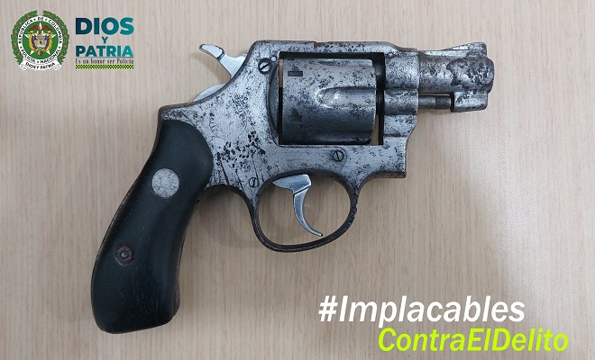 CUADRANTE DE LA POLICÍA, REALIZA EL HALLAZGO DE UN ARMA DE FUEGO EN ZONA BOSCOSA DE LETICIA CUADRANTE DE LA POLICÍA, REALIZA EL HALLAZGO DE UN ARMA DE FUEGO EN ZONA BOSCOSA DE LETICIA
