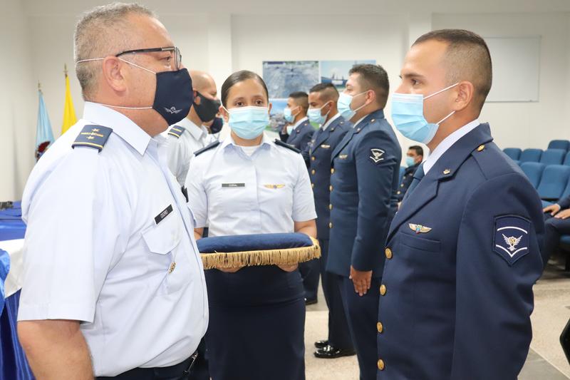 Ascenso de suboficiales de su Fuerza Aérea Colombiana en el GAAMA