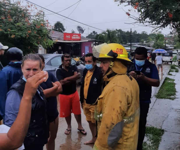 Fuertes lluvias ocasionando inundaciones en las viviendas en diferentes sectores del municipio