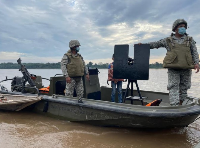 Armada de Colombia rescata embarcación artesanal en el río Putumayo