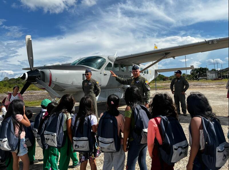 Estudiantes de área no municipalizada en el Amazonas se beneficiaron gracias a su Fuerza Aérea