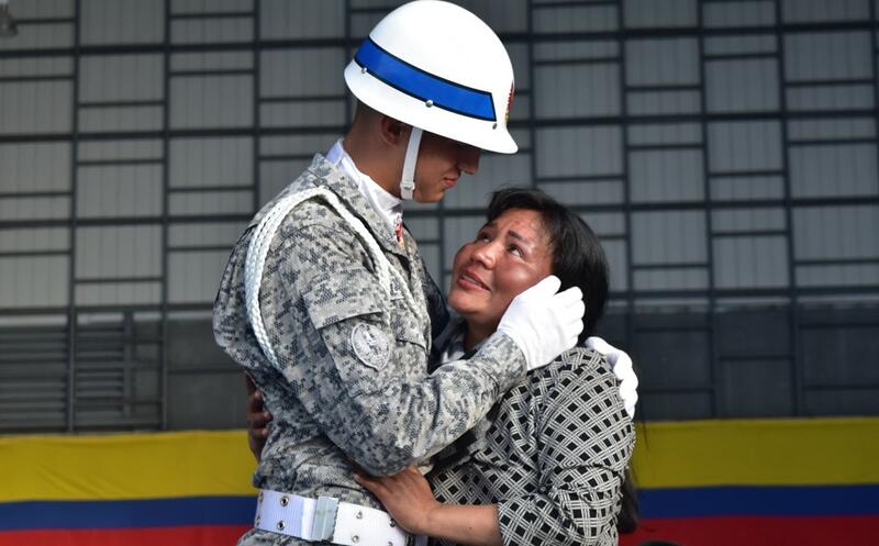 Emotivo reencuentro de fin de año entre familiares y soldados de su Fuerza Aérea en el Amazonas