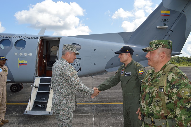 Comandante de la Armada Nacional visita el Grupo Aéreo del Amazonas