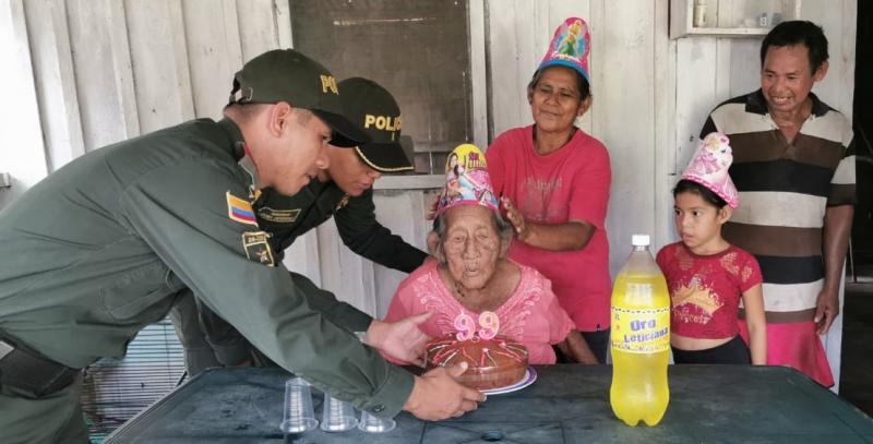Personal de la estación de policía celebra los 99 años de una abuela de la comunidad