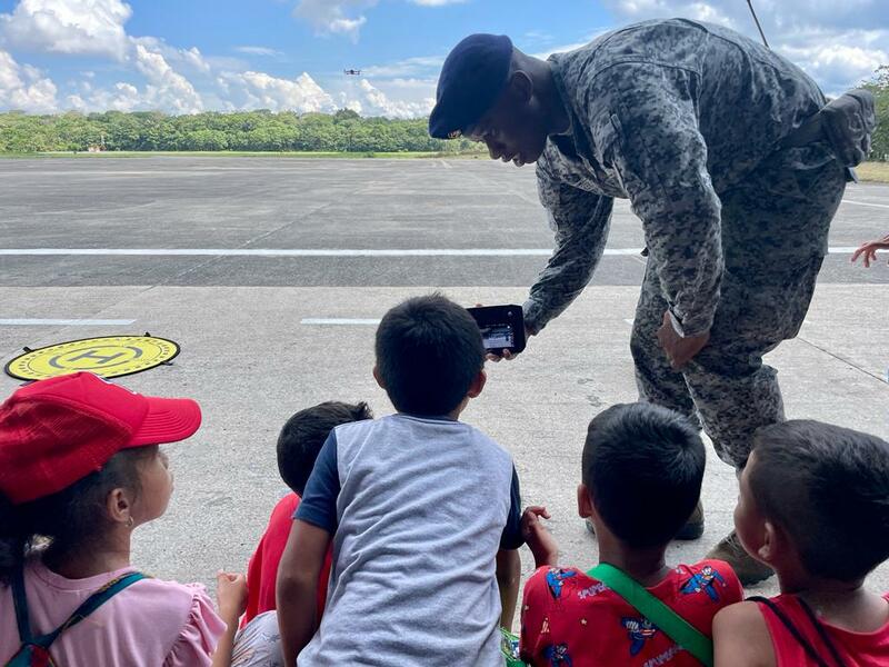 Niños de Leticia, Amazonas conocieron las capacidades de su Fuerza Aérea Colombiana