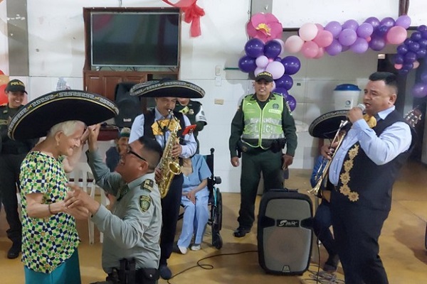 ABUELITAS DEL HOGAR DEL ADULTO MAYOR “SAN JOSÉ” DE LETICIA, RECIBIERON SERENATA Y SORPRESAS EN EL DÍA DE LAS MADRES POR PARTE DE LA POLICÍA