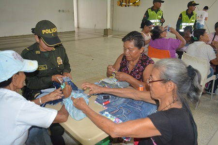 LA POLICÍA NACIONAL ACOMPAÑA A LA TERCERA EDAD CON AMOR Y DIVERSIÓN