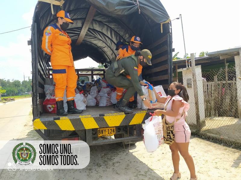 LA POLICIA ENTREGA AYUDAS HUMANITARIAS ALA COMUNIDAD SAN SEBASTIAN LA POLICIA ENTREGA AYUDAS HUMANITARIAS ALA COMUNIDAD SAN SEBASTIAN