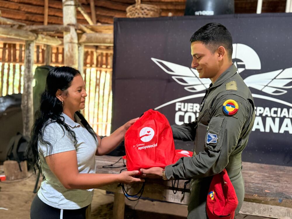 Entrega de kits escolares beneficia a comunidad indígena en Leticia