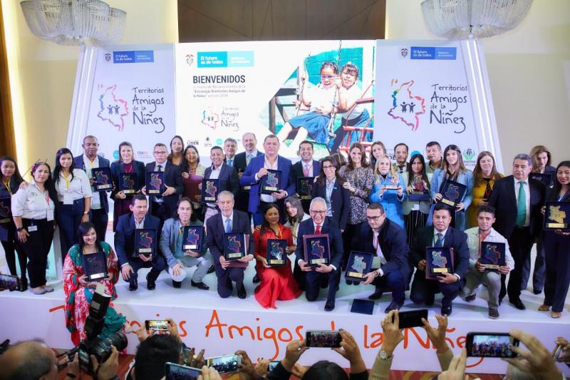 ICBF y UNICEF reconocen a alcaldes y gobernadores que se la jugaron por la niñez ICBF y UNICEF reconocen a alcaldes y gobernadores que se la jugaron por la niñez