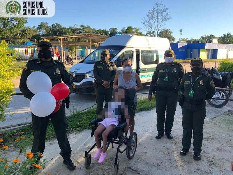 POLICÍA EN LETICIA CONSIGUE SILLA DE RUEDAS PARA NIÑA CON PROBLEMAS DE MOTRICIDAD POLICÍA EN LETICIA CONSIGUE SILLA DE RUEDAS PARA NIÑA CON PROBLEMAS DE MOTRICIDAD