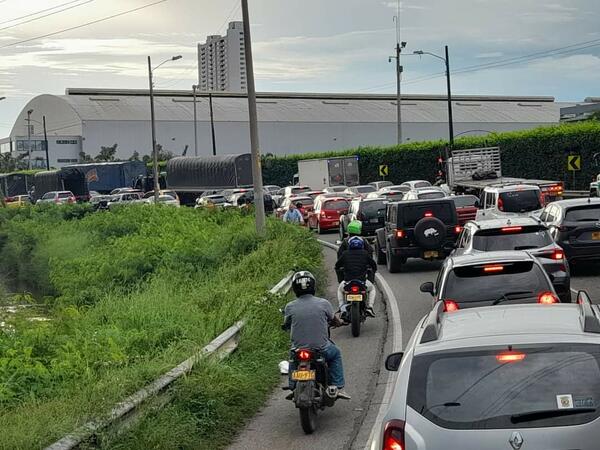 Fuerte trancón en la vía del peaje de Ceballos hacia Mamonal