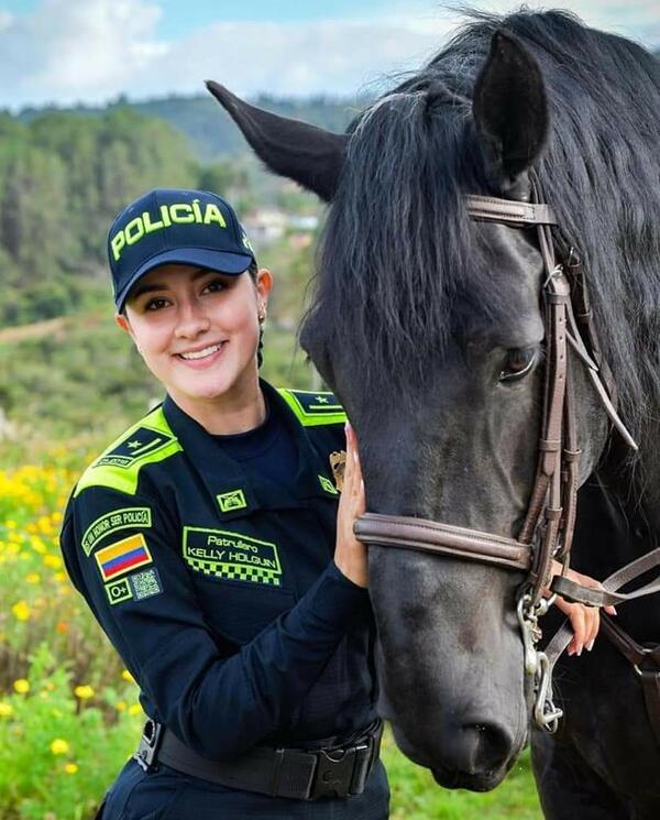 Los cabalLos son animales nobles, inteligentes y sensibles, que Los cabalLos son animales nobles, inteligentes y sensibles, que