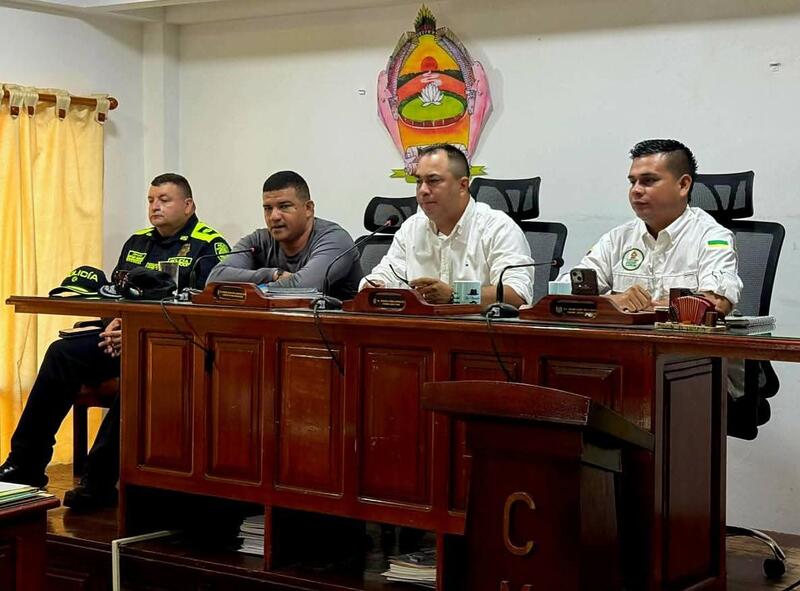 La Policía Nacional garantiza la seguridad durante el inicio del tercer periodo de sesiones ordinarias del Concejo Municipal de Leticia