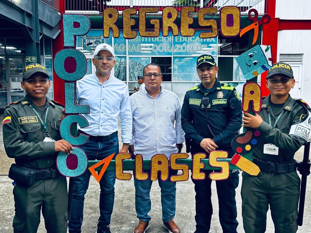 Policía Nacional acompaña regreso a clases para garantizar entornos escolares seguros en el Amazonas Policía Nacional acompaña regreso a clases para garantizar entornos escolares seguros en el Amazonas