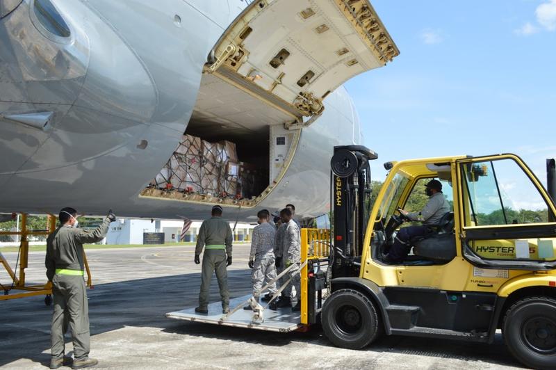 Niños y niñas de La Pedrera, área no municipalizada del Amazonas recibirán alimentos transportados por su Fuerza Aérea