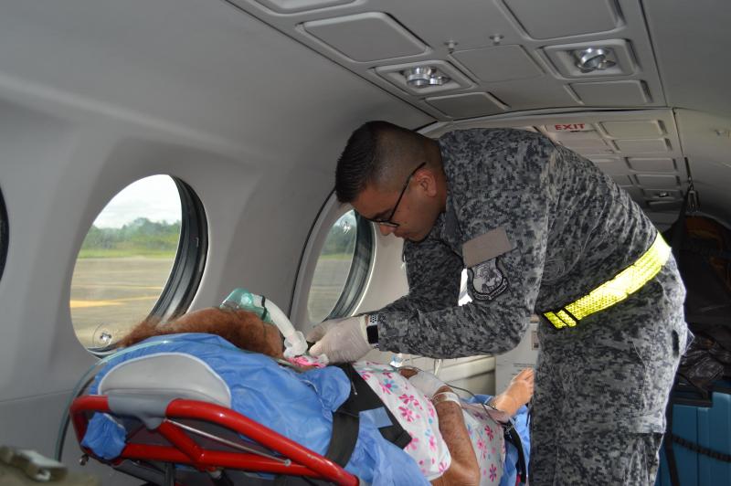 Ángel de metal de su Fuerza Aérea realiza transporte aeromédico a paciente adulto mayor en el Amazonas