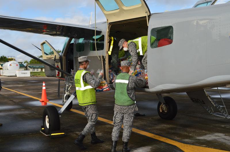 Canastas nutricionales para niños del Amazonas son transportadas por su Fuerza Aérea al corregimiento de La Pedrera
