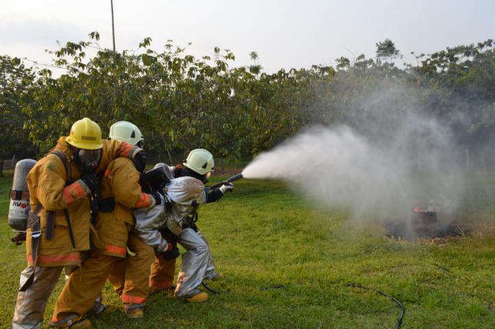 Grupo Aéreo del Amazonas capacita a soldados bomberos