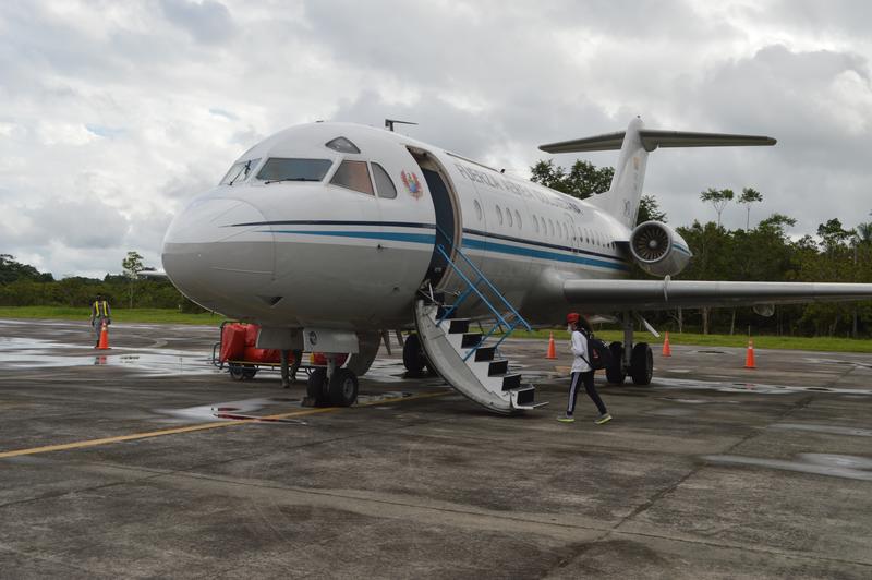 Estudiantes indígenas fueron transportados por su Fuerza Aérea desde Leticia hacia Mitú