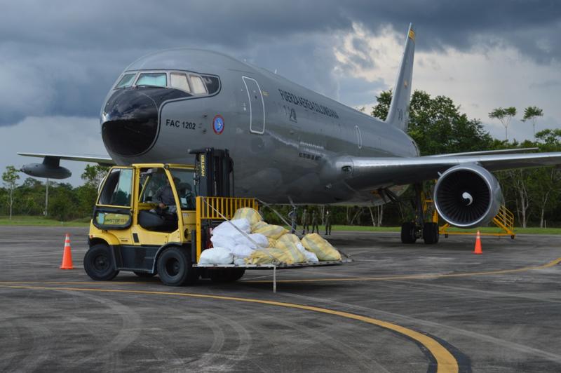 Ayudas para estudiantes y sus familias llegaron al Amazonas en un avión de su Fuerza Aérea